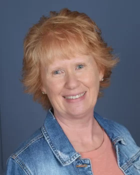 Headshot - Tracie Lobstein